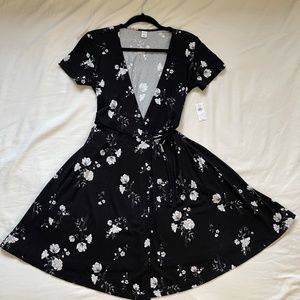 Old Navy | Women's Small Floral Wrap Dress [Black]